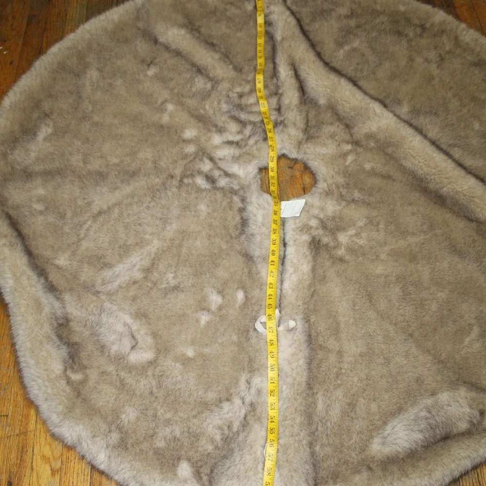 Pottery Barn. Faux Mink Tree Skirt. Sz. 60